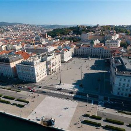 Appartamento In Centro Storico Trieste Luaran gambar