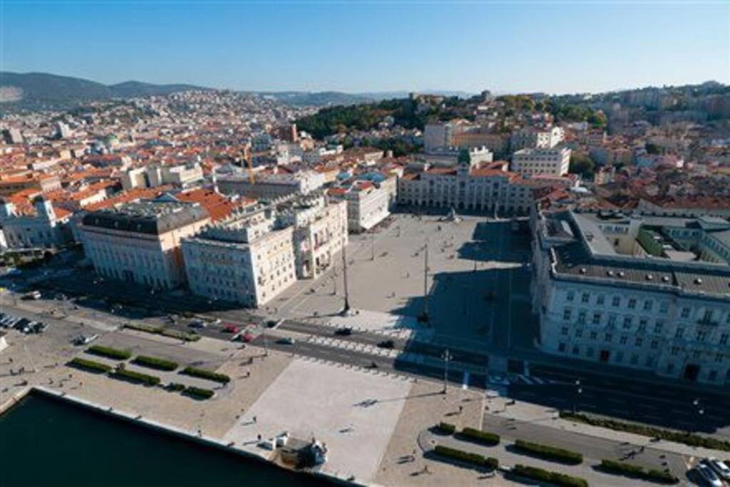 Appartamento In Centro Storico Trieste Luaran gambar